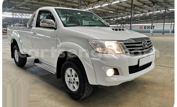 Nunua Ilio tumika Toyota Hilux White Gari ndani ya Manzini nchini Manzini