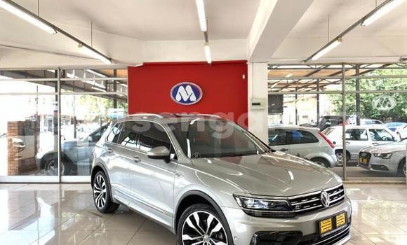 Nunua Ilio tumika Volkswagen Tiguan Silver Gari ndani ya Bulembu nchini Hhohho