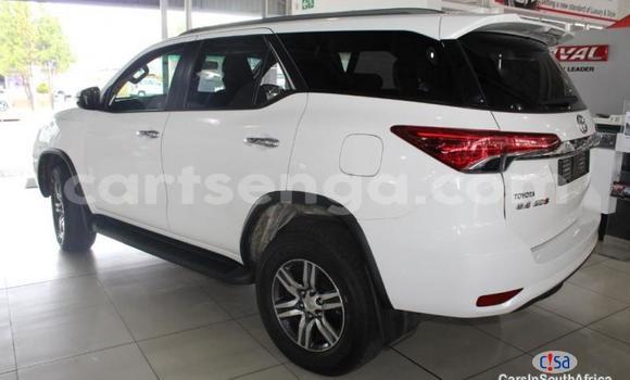 Nunua Ilio tumika Toyota Fortuner White Gari ndani ya Ezulwini nchini Hhohho Nunua Ilio tumika Toyota Fortuner White Gari ndani ya Ezulwini nchini Hhohho