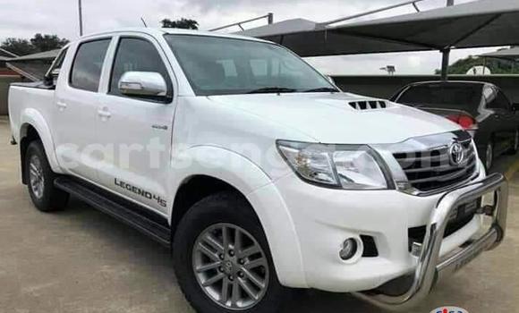 Nunua Ilio tumika Toyota Hilux White Gari ndani ya Ezulwini nchini Hhohho