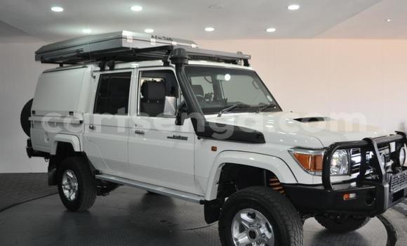 Buy Used Toyota Land Cruiser White Car in Pigg's Peak in Hhohho Buy Used Toyota Land Cruiser White Car in Pigg's Peak in Hhohho