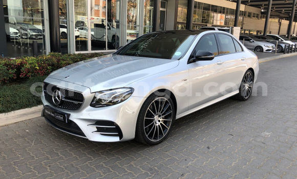 Nunua Ilio tumika Mercedes-Benz E-Classe Silver Gari ndani ya Bulembu nchini Hhohho Nunua Ilio tumika Mercedes-Benz E-Classe Silver Gari ndani ya Bulembu nchini Hhohho