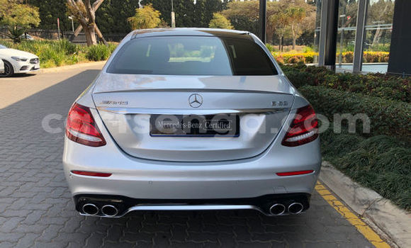 Nunua Ilio tumika Mercedes-Benz E-Classe Silver Gari ndani ya Bulembu nchini Hhohho Nunua Ilio tumika Mercedes-Benz E-Classe Silver Gari ndani ya Bulembu nchini Hhohho