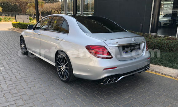 Nunua Ilio tumika Mercedes-Benz E-Classe Silver Gari ndani ya Bulembu nchini Hhohho Nunua Ilio tumika Mercedes-Benz E-Classe Silver Gari ndani ya Bulembu nchini Hhohho