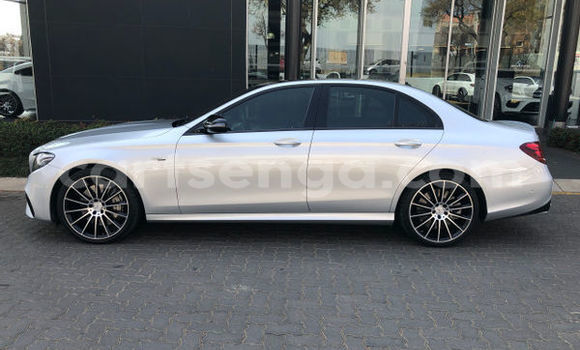Nunua Ilio tumika Mercedes-Benz E-Classe Silver Gari ndani ya Bulembu nchini Hhohho Nunua Ilio tumika Mercedes-Benz E-Classe Silver Gari ndani ya Bulembu nchini Hhohho