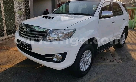 Nunua Ilio tumika Toyota Fortuner White Gari ndani ya Manzini nchini Manzini