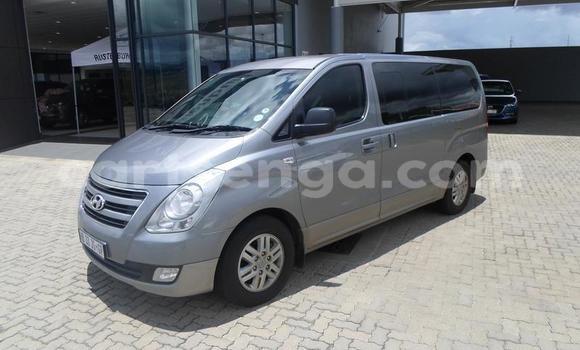 Nunua Ilio tumika Hyundai H1 Silver Gari ndani ya Ezulwini nchini Hhohho Nunua Ilio tumika Hyundai H1 Silver Gari ndani ya Ezulwini nchini Hhohho