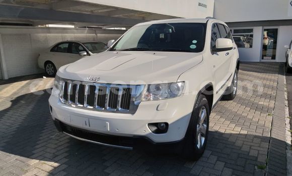 Nunua Ilio tumika Jeep Grand Cherokee SRT8 White Gari ndani ya Bulembu nchini Hhohho