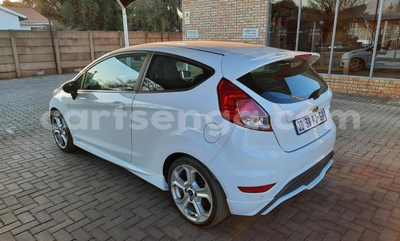 Nunua Ilio tumika Ford Fiesta ST White Gari ndani ya Ezulwini nchini Hhohho Nunua Ilio tumika Ford Fiesta ST White Gari ndani ya Ezulwini nchini Hhohho