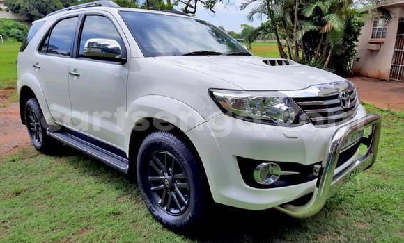 Nunua Ilio tumika Toyota Fortuner White Gari ndani ya Hlatikulu nchini Wilaya ya Shiselweni