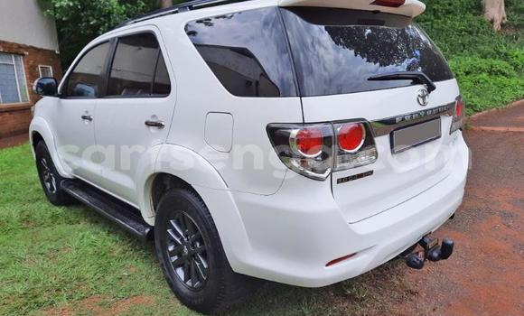 Acheter Occasion Voiture Toyota Fortuner Blanc à Hlatikulu, Shiselweni District Acheter Occasion Voiture Toyota Fortuner Blanc à Hlatikulu, Shiselweni District