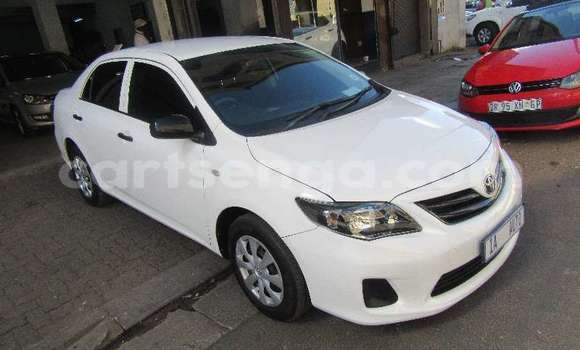 Nunua Ilio tumika Toyota Corolla White Gari ndani ya Hlatikulu nchini Wilaya ya Shiselweni