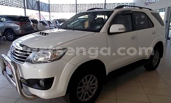 Nunua Ilio tumika Toyota Fortuner White Gari ndani ya Hlatikulu nchini Wilaya ya Shiselweni