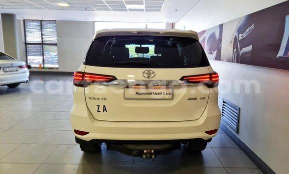 Nunua Ilio tumika Toyota Fortuner White Gari ndani ya Big Bend nchini Lubombo Nunua Ilio tumika Toyota Fortuner White Gari ndani ya Big Bend nchini Lubombo