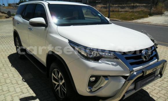 Nunua Ilio tumika Toyota Fortuner White Gari ndani ya Ezulwini nchini Hhohho