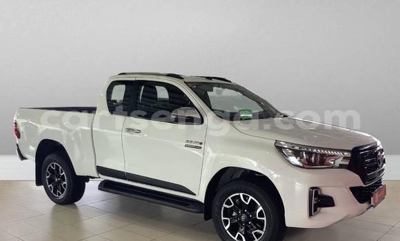 Nunua Ilio tumika Toyota Hilux White Gari ndani ya Hlatikulu nchini Wilaya ya Shiselweni