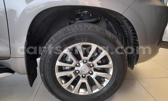 Nunua Ilio tumika Toyota Land Cruiser Prado Silver Gari ndani ya Ezulwini nchini Hhohho Nunua Ilio tumika Toyota Land Cruiser Prado Silver Gari ndani ya Ezulwini nchini Hhohho