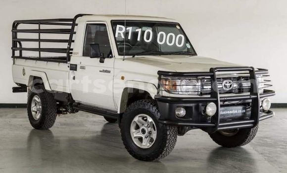 Buy Used Toyota Hilux White Car in Manzini in Manzini Buy Used Toyota Hilux White Car in Manzini in Manzini