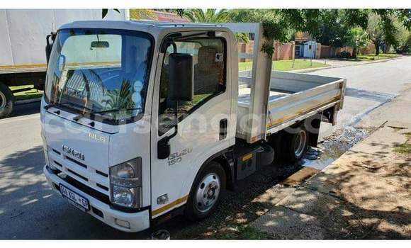 Nunua Ilio tumika Nissan Pickup White Gari ndani ya Hluti nchini Wilaya ya Shiselweni