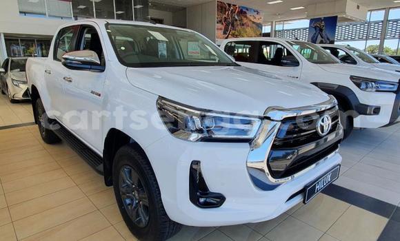 Nunua Ilio tumika Toyota Hilux White Gari ndani ya Ezulwini nchini Hhohho