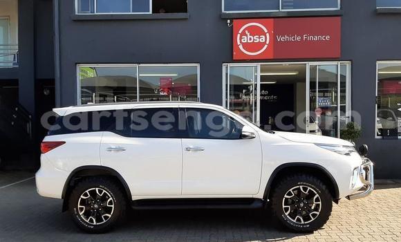 Nunua Ilio tumika Toyota Fortuner White Gari ndani ya Big Bend nchini Lubombo Nunua Ilio tumika Toyota Fortuner White Gari ndani ya Big Bend nchini Lubombo