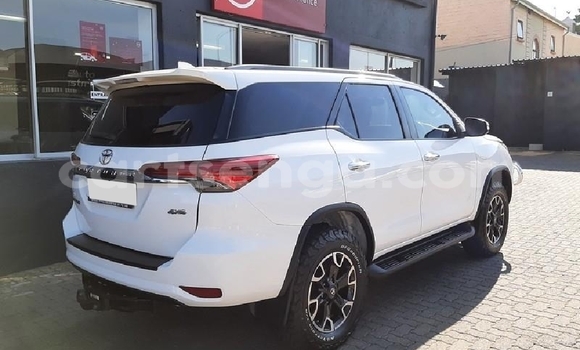 Nunua Ilio tumika Toyota Fortuner White Gari ndani ya Big Bend nchini Lubombo Nunua Ilio tumika Toyota Fortuner White Gari ndani ya Big Bend nchini Lubombo