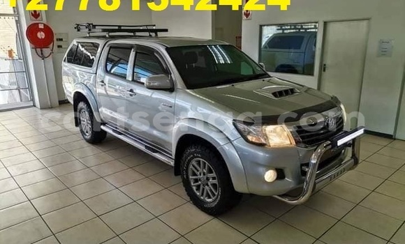 Nunua Ilio tumika Toyota Hilux White Gari ndani ya Mbabane nchini Manzini