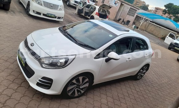 Nunua Ilio tumika Kia Rio White Gari ndani ya Bhunya nchini Manzini