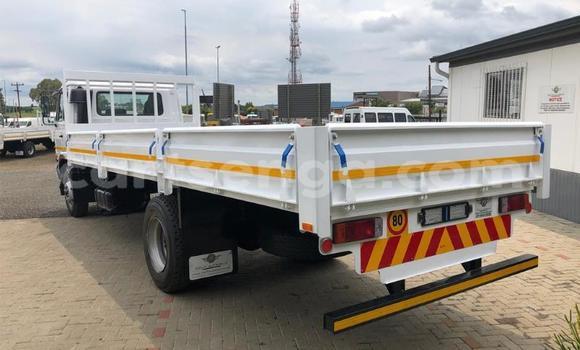 Nunua Ilio tumika Nissan UD White Lori ndani ya Ezulwini nchini Hhohho Nunua Ilio tumika Nissan UD White Lori ndani ya Ezulwini nchini Hhohho