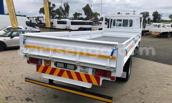 Nunua Ilio tumika Nissan UD White Lori ndani ya Ezulwini nchini Hhohho Nunua Ilio tumika Nissan UD White Lori ndani ya Ezulwini nchini Hhohho