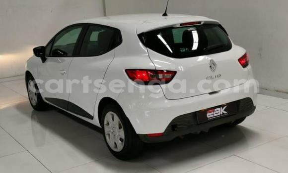 Nunua Ilio tumika Renault Clio White Gari ndani ya Big Bend nchini Lubombo Nunua Ilio tumika Renault Clio White Gari ndani ya Big Bend nchini Lubombo