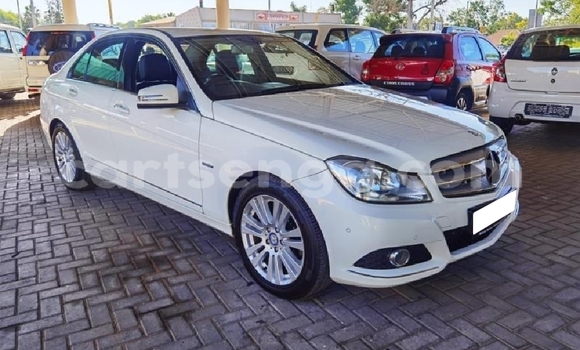 Nunua Ilio tumika Mercedes‒Benz C–Class White Gari ndani ya Big Bend nchini Lubombo Nunua Ilio tumika Mercedes‒Benz C–Class White Gari ndani ya Big Bend nchini Lubombo