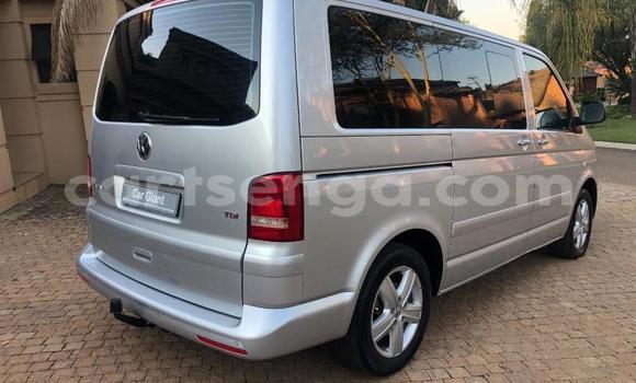 Nunua Ilio tumika Volkswagen Caravelle Silver Gari ndani ya Bulembu nchini Hhohho Nunua Ilio tumika Volkswagen Caravelle Silver Gari ndani ya Bulembu nchini Hhohho