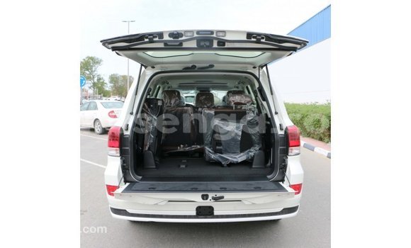 Acheter Import Voiture Toyota Land Cruiser Blanc à Import - Dubai, Hhohho Acheter Import Voiture Toyota Land Cruiser Blanc à Import - Dubai, Hhohho