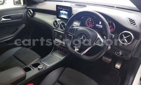 Nunua Ilio tumika Mercedes‒Benz GLA-klasse White Gari ndani ya Big Bend nchini Lubombo Nunua Ilio tumika Mercedes‒Benz GLA-klasse White Gari ndani ya Big Bend nchini Lubombo