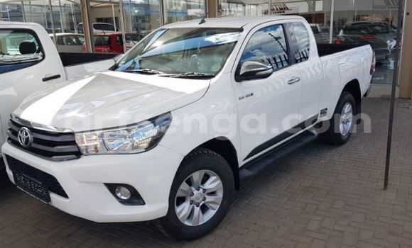 Nunua Ilio tumika Toyota Hilux White Gari ndani ya Bulembu nchini Hhohho