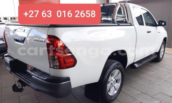 Nunua Ilio tumika Toyota Hilux White Gari ndani ya Ezulwini nchini Hhohho