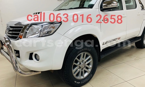 Nunua Ilio tumika Toyota Hilux White Gari ndani ya Ezulwini nchini Hhohho