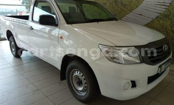Nunua Ilio tumika Toyota Hilux White Gari ndani ya Ezulwini nchini Hhohho