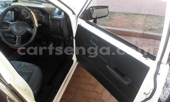 Acheter Occasion Voiture Mazda 323 Blanc à Ezulwini, Hhohho Acheter Occasion Voiture Mazda 323 Blanc à Ezulwini, Hhohho