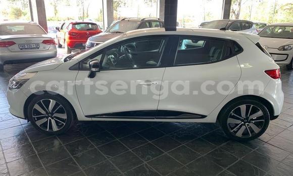 Nunua Ilio tumika Renault Clio White Gari ndani ya Ezulwini nchini Hhohho Nunua Ilio tumika Renault Clio White Gari ndani ya Ezulwini nchini Hhohho