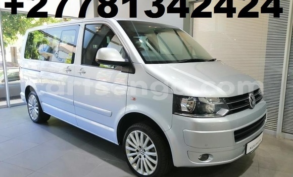 Buy Used Volkswagen Caravelle White Car in Mbabane in Manzini