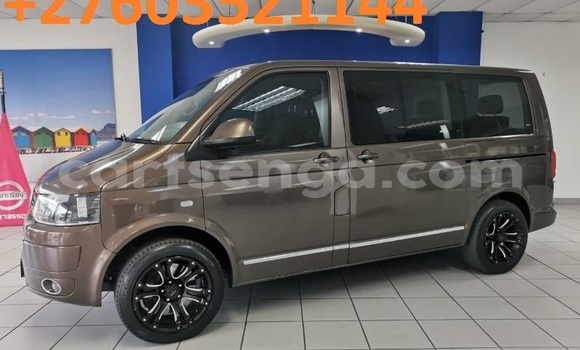 Nunua Ilio tumika Volkswagen Caravelle White Gari ndani ya Mbabane nchini Manzini