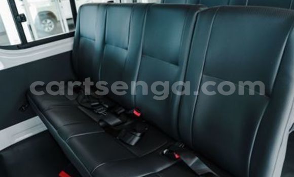 Nunua Ilio tumika Toyota Hiace White Gari ndani ya Ezulwini nchini Hhohho Nunua Ilio tumika Toyota Hiace White Gari ndani ya Ezulwini nchini Hhohho