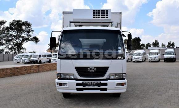 Nunua Ilio tumika Nissan UD White Lori ndani ya Big Bend nchini Lubombo