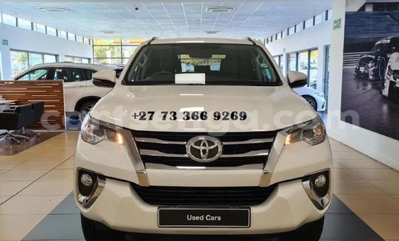 Nunua Ilio tumika Toyota Fortuner White Gari ndani ya Mbabane nchini Manzini