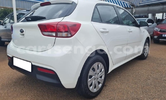 Nunua Ilio tumika Kia Rio White Gari ndani ya Big Bend nchini Lubombo Nunua Ilio tumika Kia Rio White Gari ndani ya Big Bend nchini Lubombo