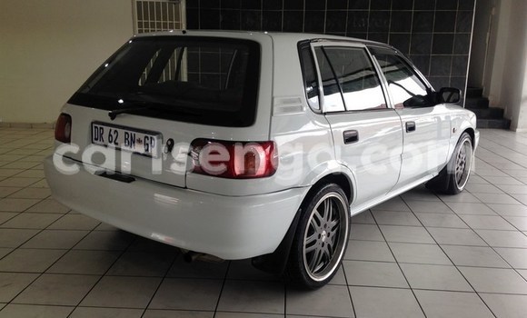 Nunua Ilio tumika Toyota Corolla White Gari ndani ya Pigg ya Peak nchini Hhohho