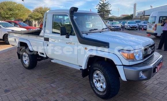 Buy Used Toyota Land Cruiser White Car in Mbabane in Manzini