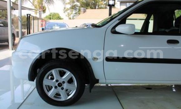 Acheter Occasion Voiture Ford B-MAX Blanc à Ezulwini, Hhohho Acheter Occasion Voiture Ford B-MAX Blanc à Ezulwini, Hhohho